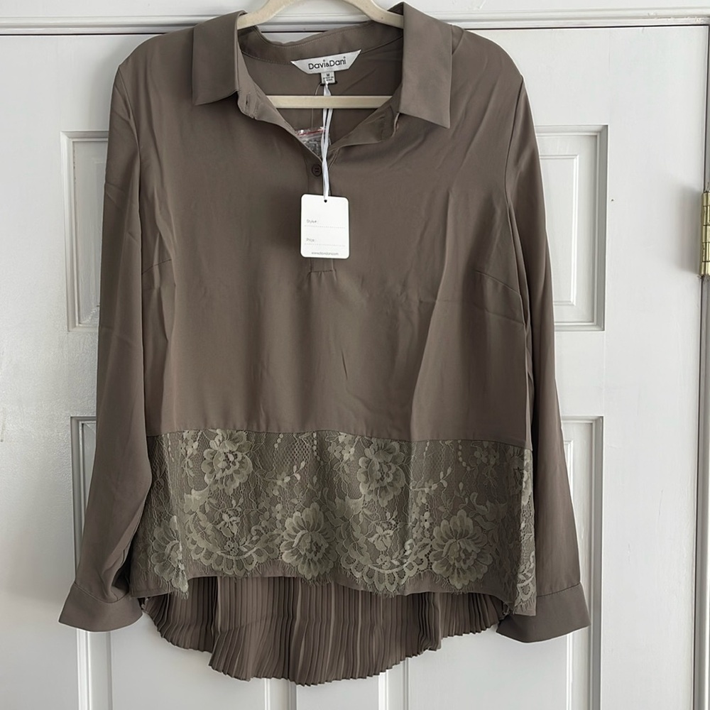 NWT Davi & Dani mocha blouse, lace, pleating. Women’s medium.